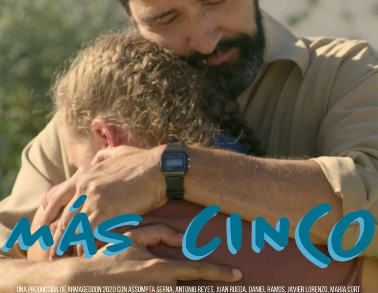 Cartel oficial de la película provida Más Cinco, con rostros esperanzados y el mensaje de fondo: una historia sobre amor, acogida y defensa de la vida