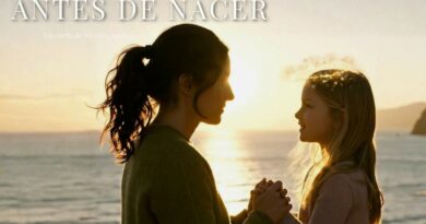 Laura y su hija en un atardecer – imagen del cortometraje emocional Antes de Nacer
