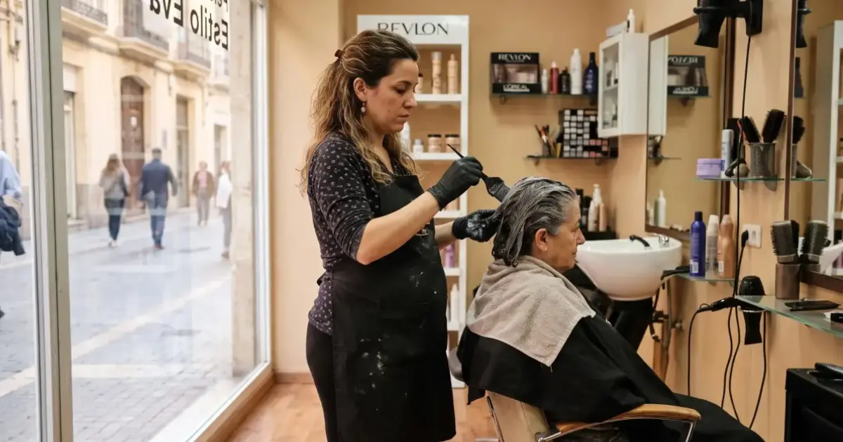 Autónoma embarazada trabajando en su peluquería: guía de ayudas para autónomas en 2026