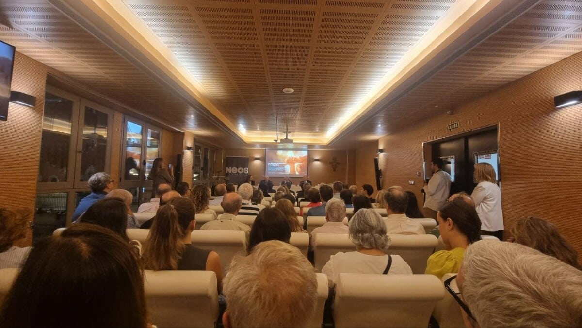 Público asistente a la presentación del informe en el salón de actos de la UCV