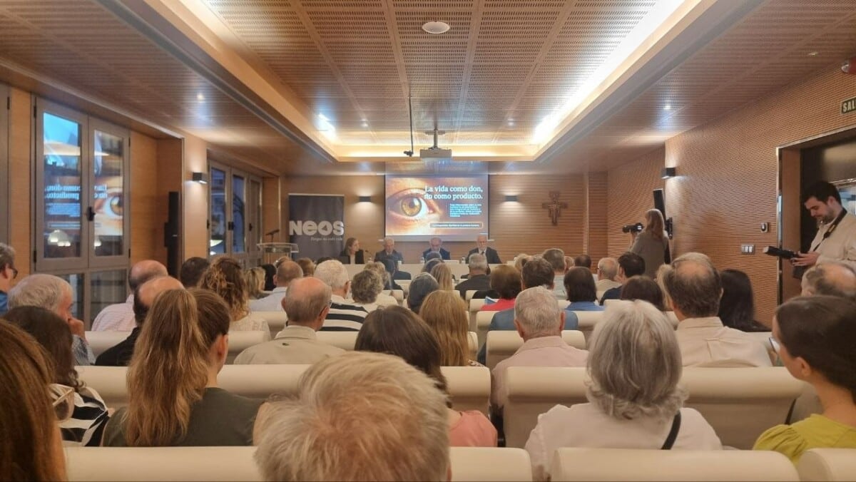 Diapositiva con el lema La vida como don, no como producto durante la presentación del informe